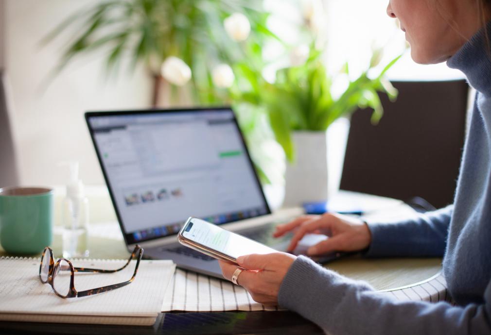 persona comunicandose con smartphone